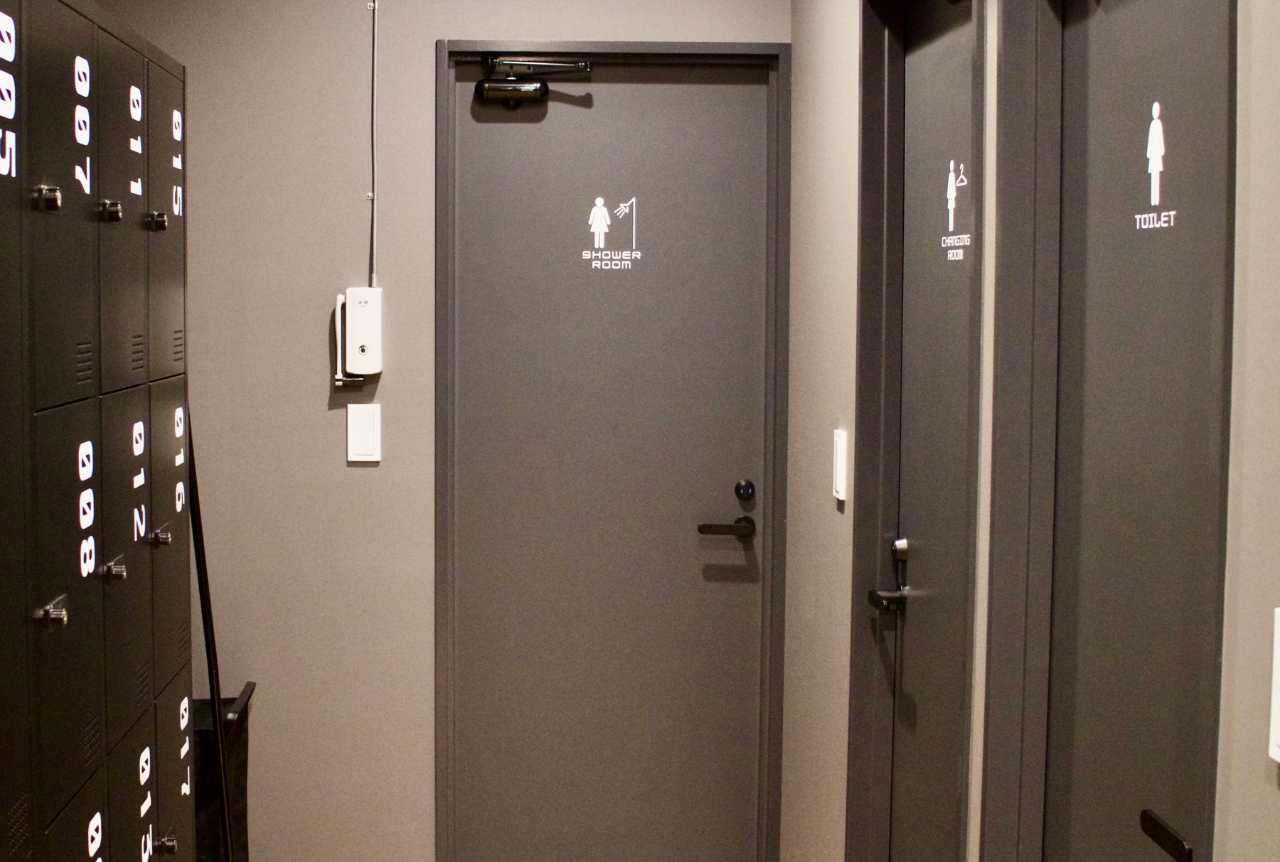 ロッカー、女性用シャワールーム、着替え室、トイレの入口