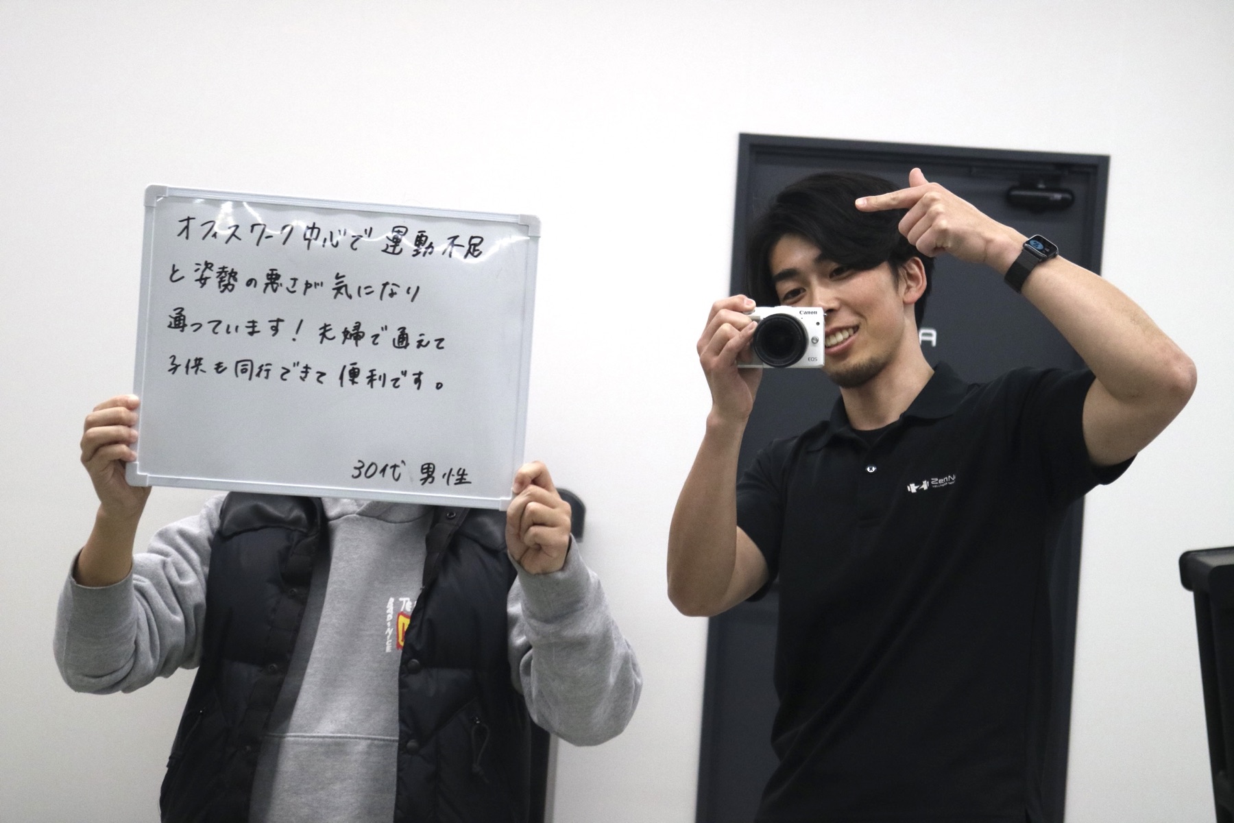 運動不足と姿勢改善のために通う30代男性のお客様とZenNuトレーナー