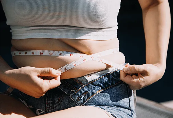 ウエストを測る女性